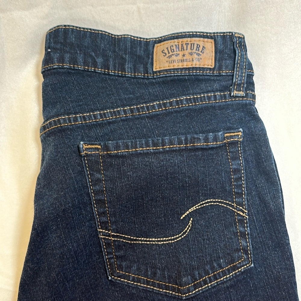 Levi Signature mid rise straight cut women’s jeans. Size 14
